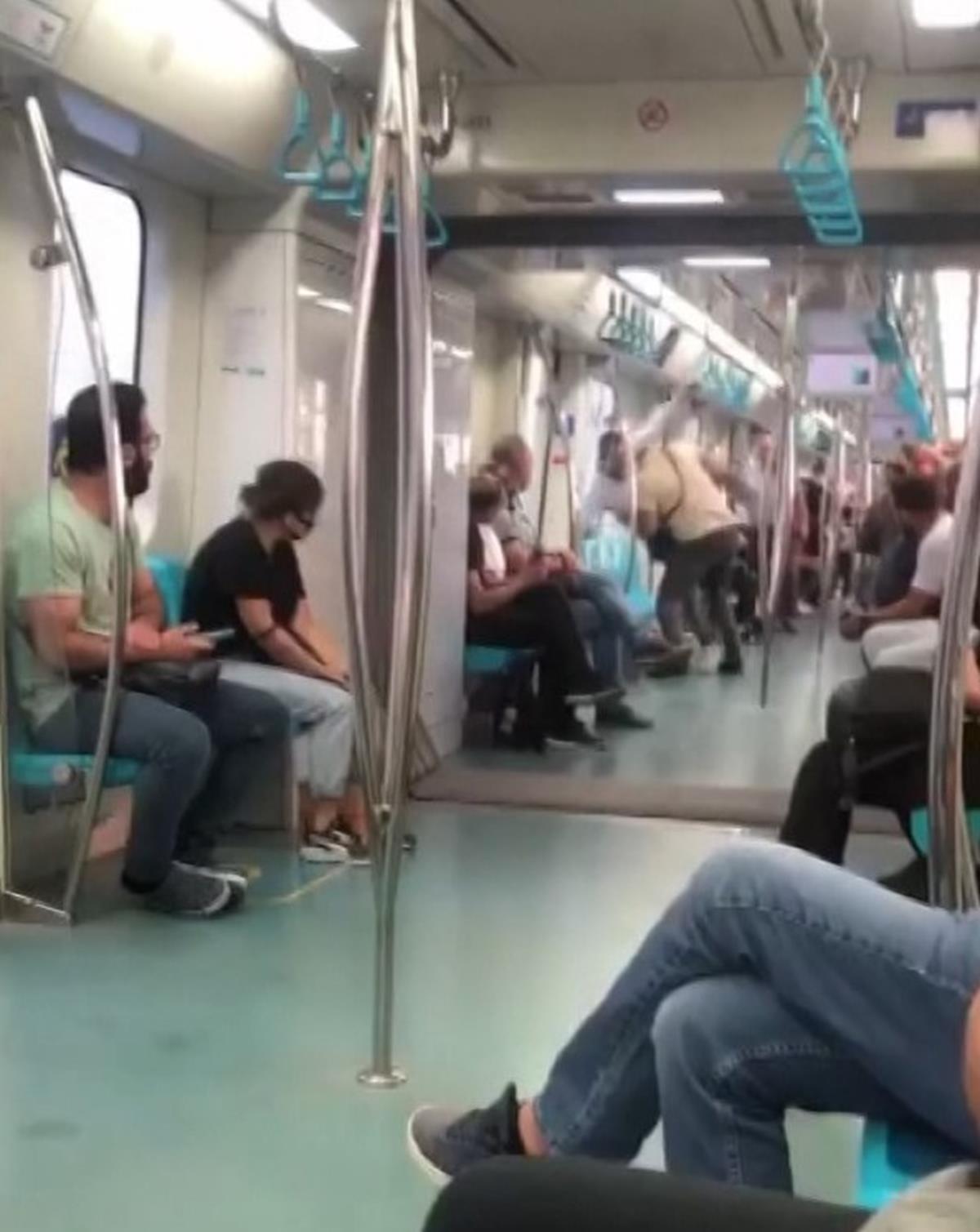 Marmaray'da iki yolcu aras�nda tekmeli yumruklu kavga