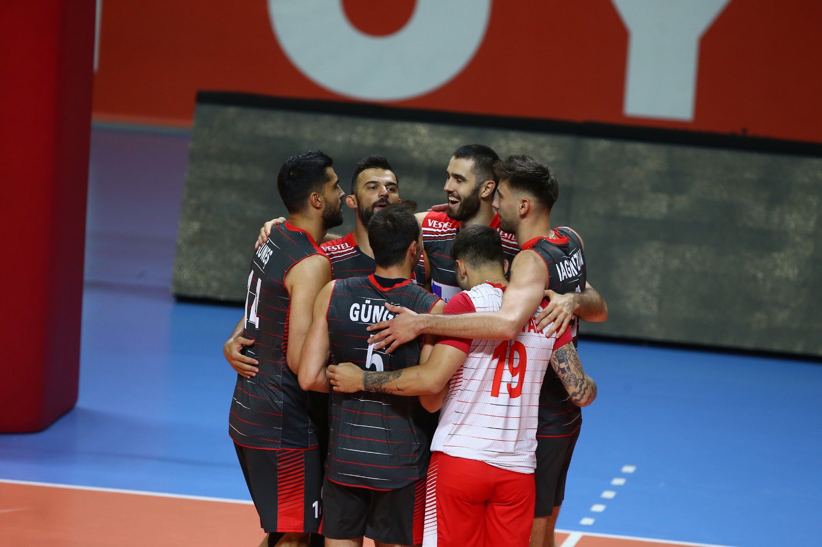 Filenin Efeleri, Estonya'ya set vermeden kazand�