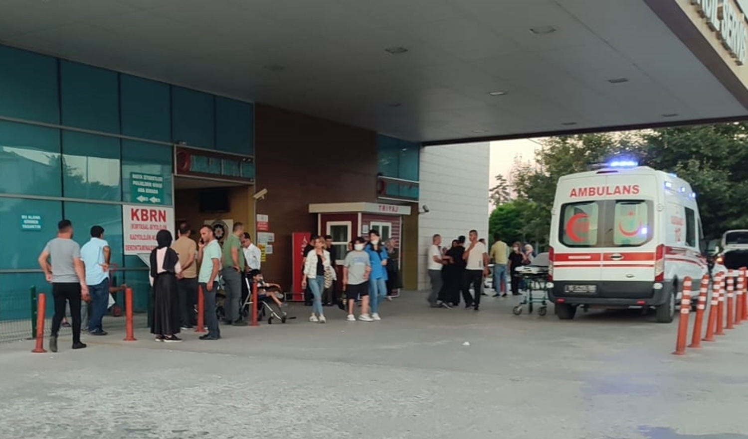 D���n yeme�inden zehirlendi�i de�erlendirilen 78 ki�i hastaneye kald�r�ld�