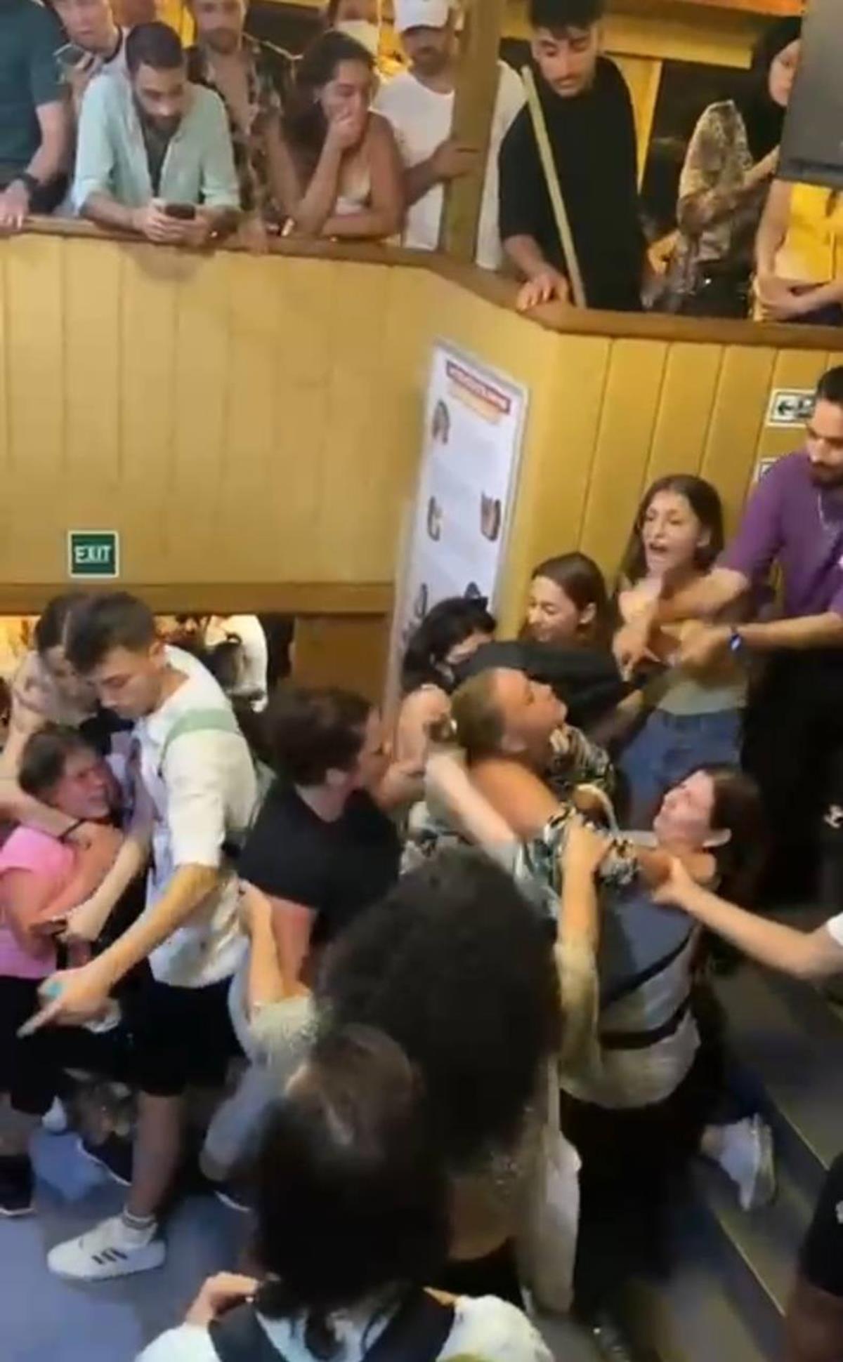 Adalar vapurunda kad�n turistler birbirine girdi