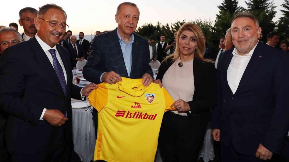 Berna Gzba'dan Cumhurbakan Erdoan'a Kayserispor formas