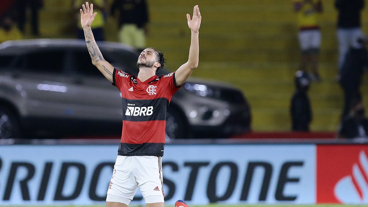 Fenerbah�e yeni stoperini resmen a��klad�! �stanbul'a geldi