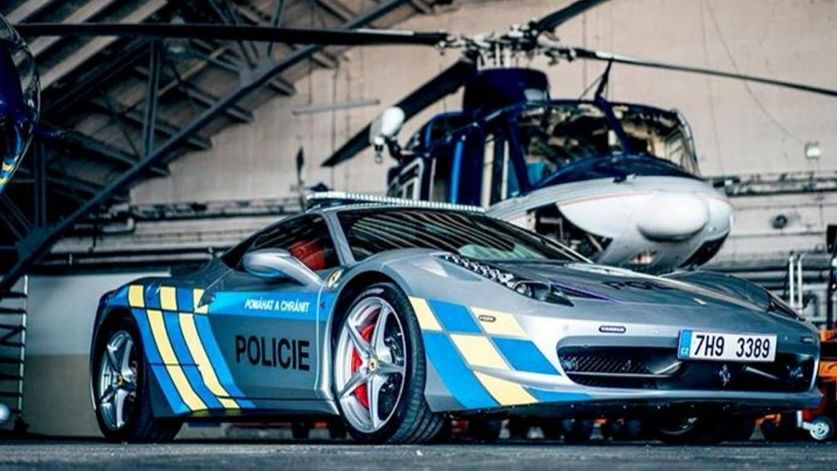 Ferrari'ye el koyup polis arac yaptlar
