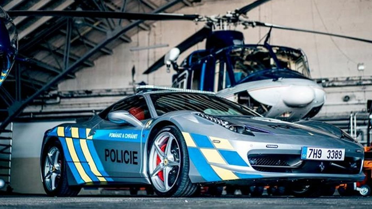 Ferrari'ye el koyup polis arac� yapt�lar