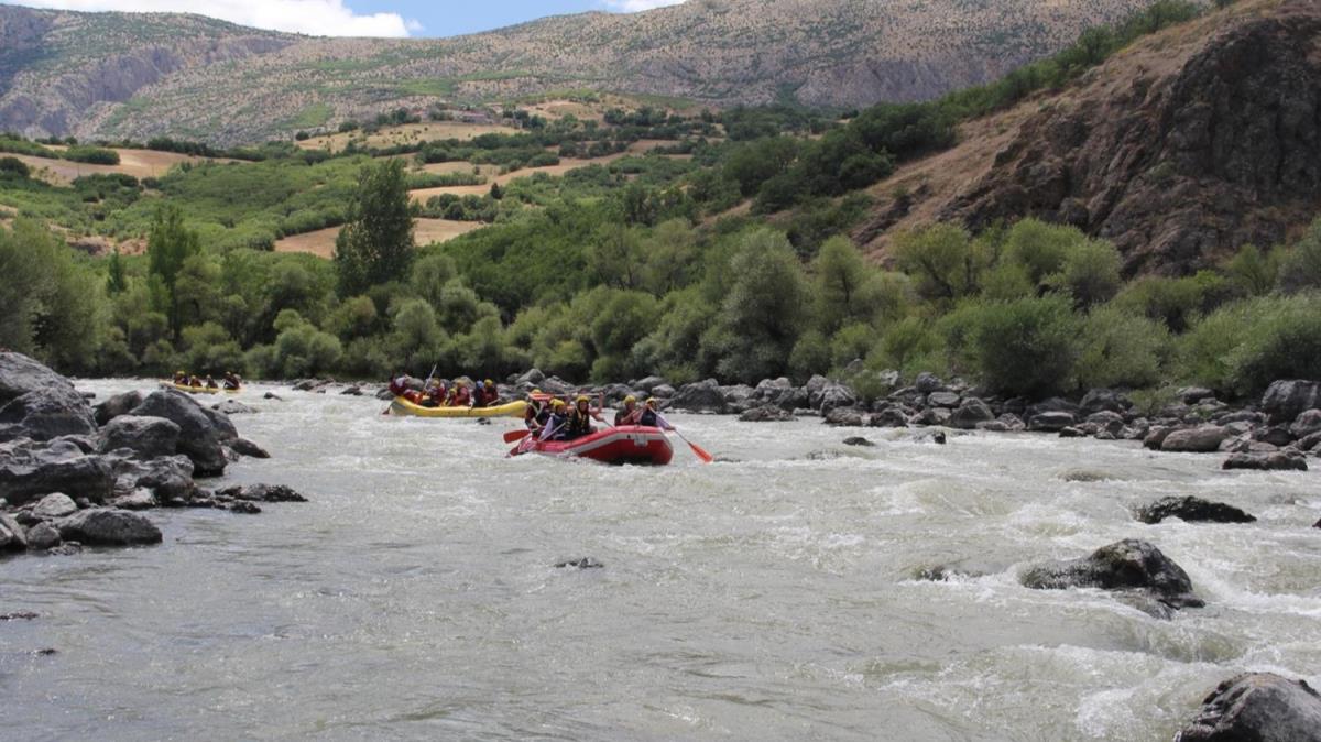 Karasu Nehri'nde esiz manzara eliinde rafting
