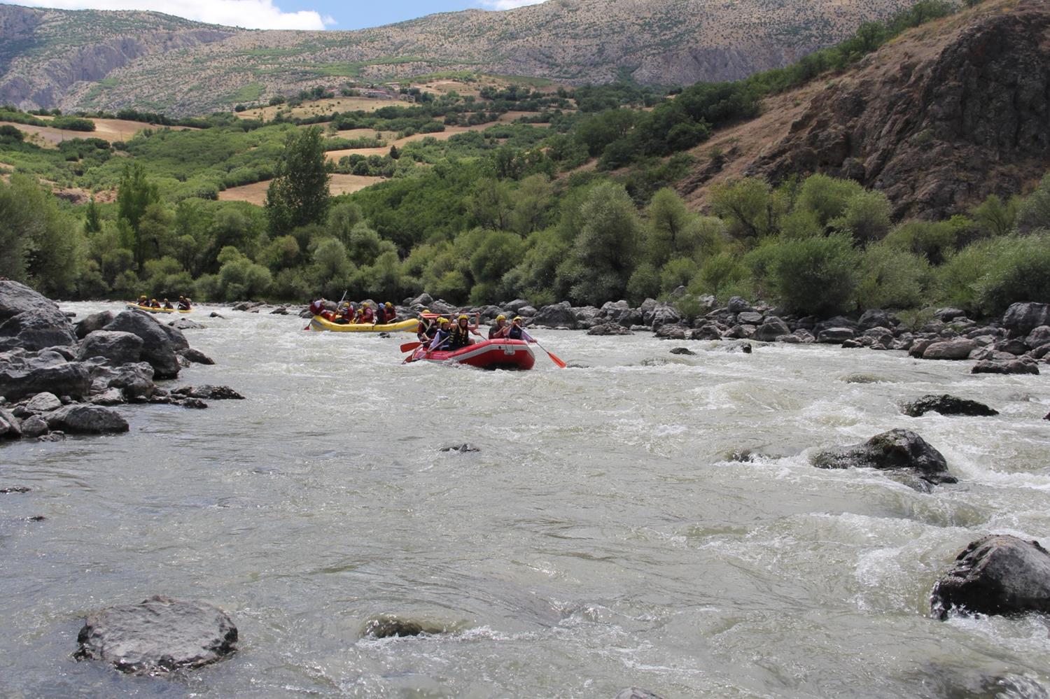 Karasu Nehri'nde e�siz manzara e�li�inde rafting