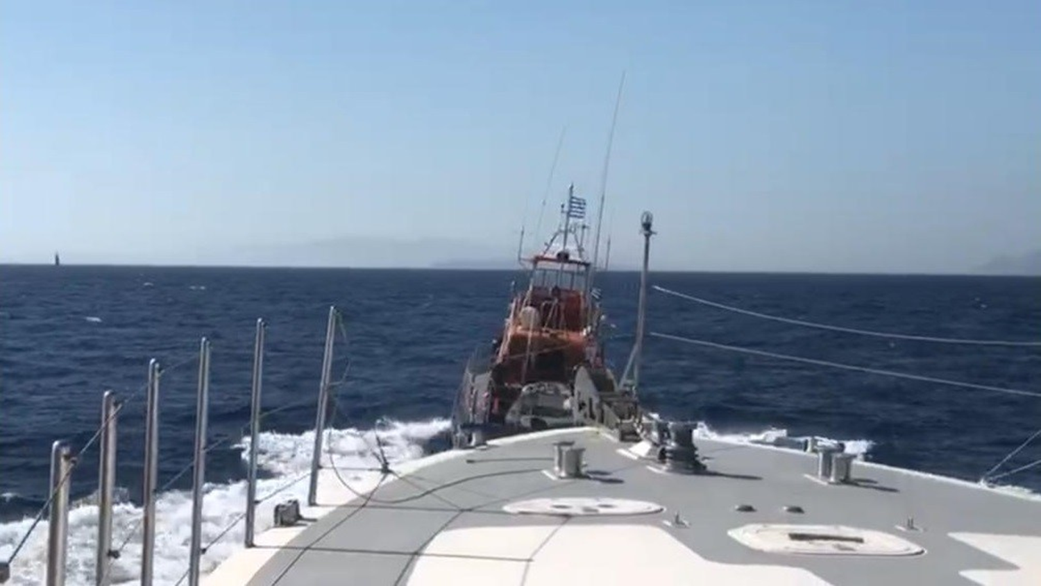 Tekneye taciz giriiminde bulunan Yunan botunu Trk Sahil Gvenlik botu uzaklatrd