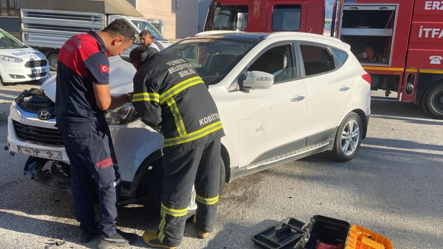 Otomobilin �arpt��� duvar �ocu�un �zerine devrildi