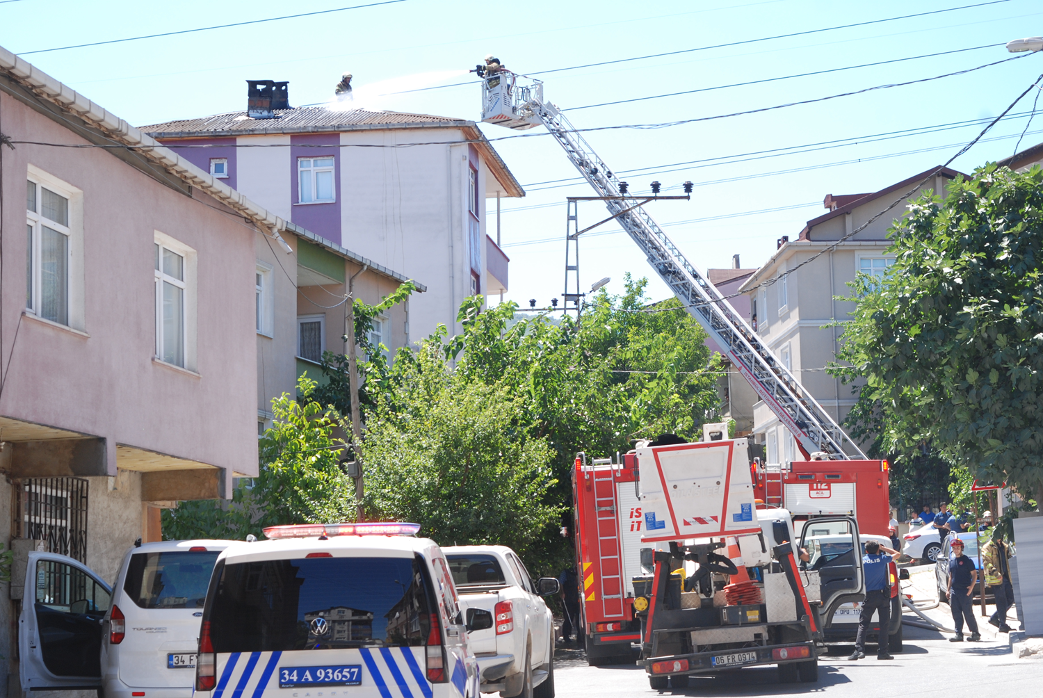 Sultanbeyli'de 3 katl� binada yang�n