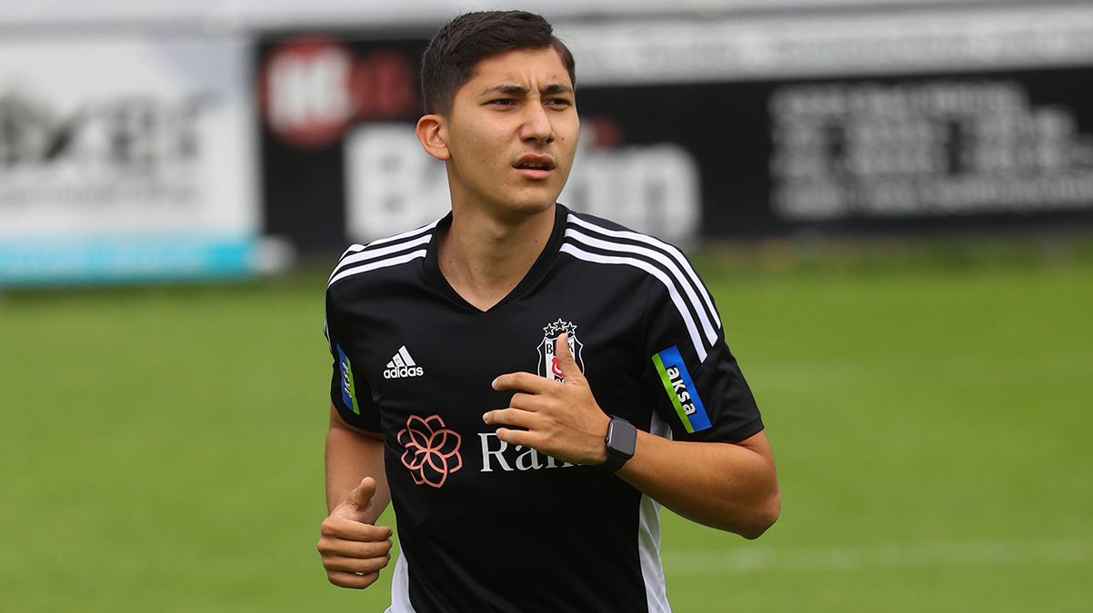 Emirhan �lkhan'dan a��klama! 'Ayr�lmak i�in anlay�� rica ettim'