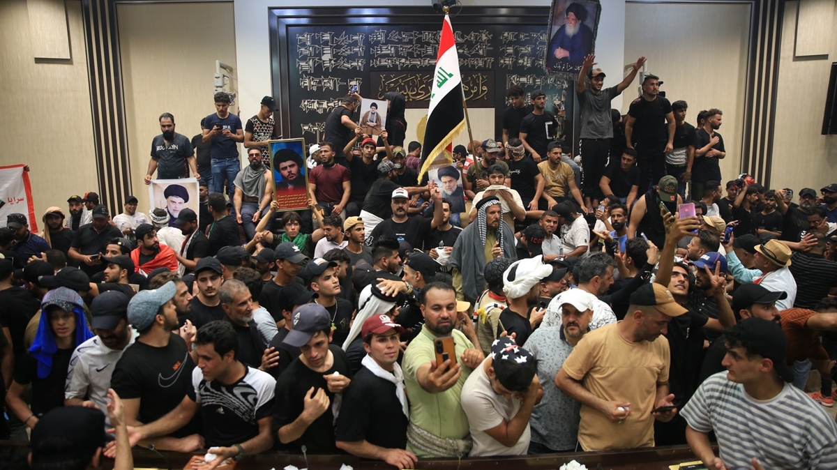 Irak'ta Sadr destekileri Yeil Blge'yi basarak meclis binasna girdi