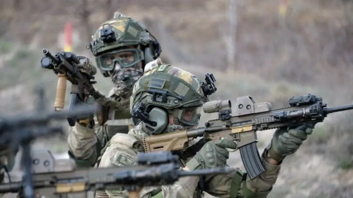 Kahraman komandolardan ter�re a��r darbe! 13 PKK'l� imha edildi