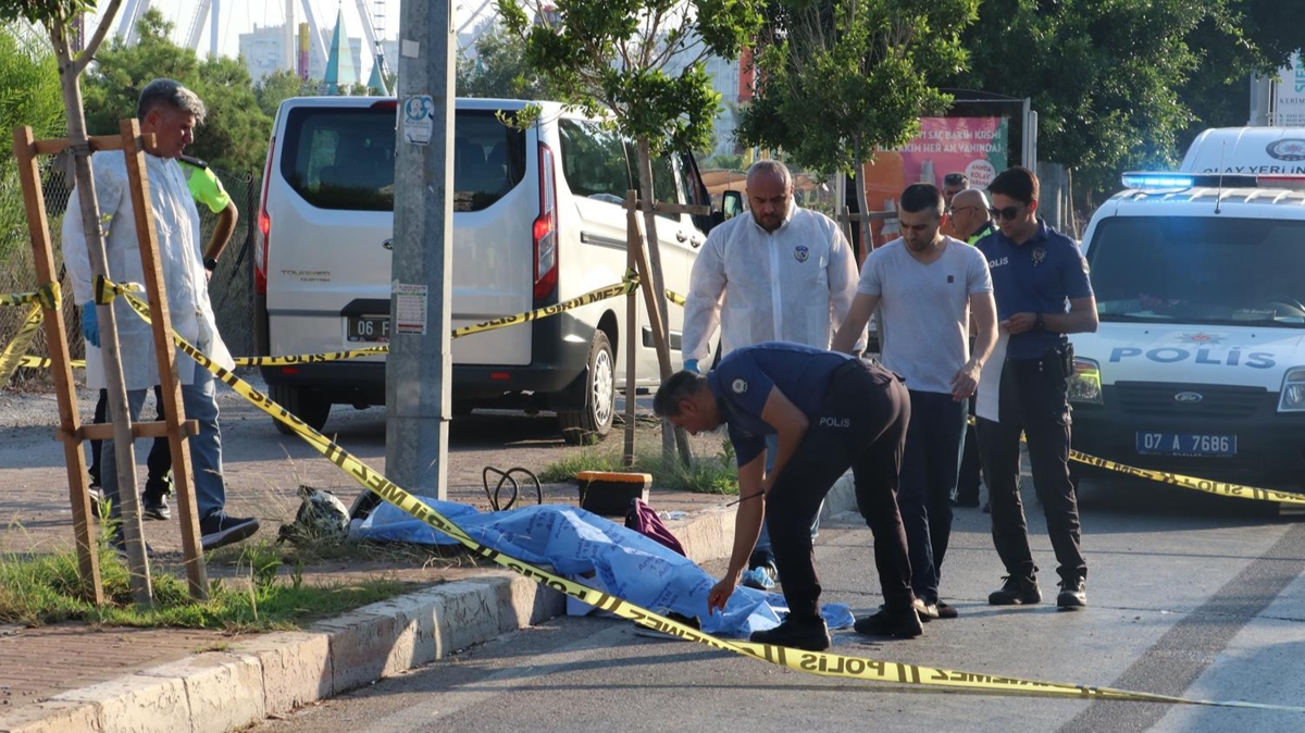 Motosikletle aydnlatma direine arpan retmen hayatn kaybetti