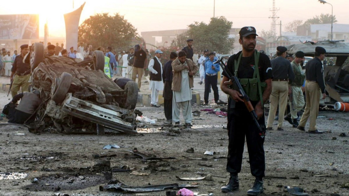 Pakistan'da bombal saldr! Polis ve sivil yarallar var