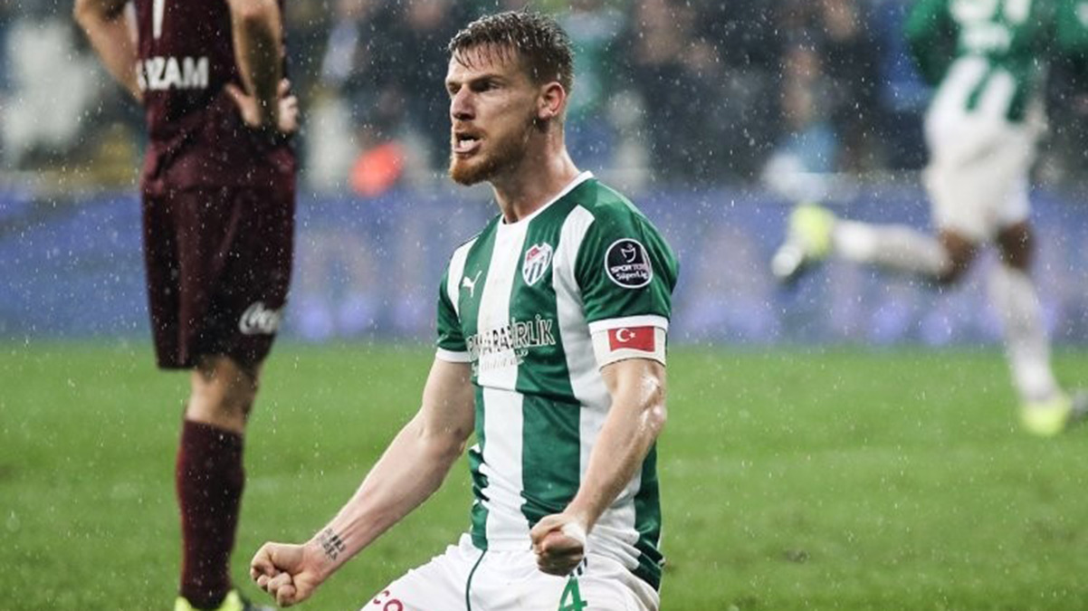 Serdar Aziz'den Bursaspor'a 'Yadigar Forma' deste�i