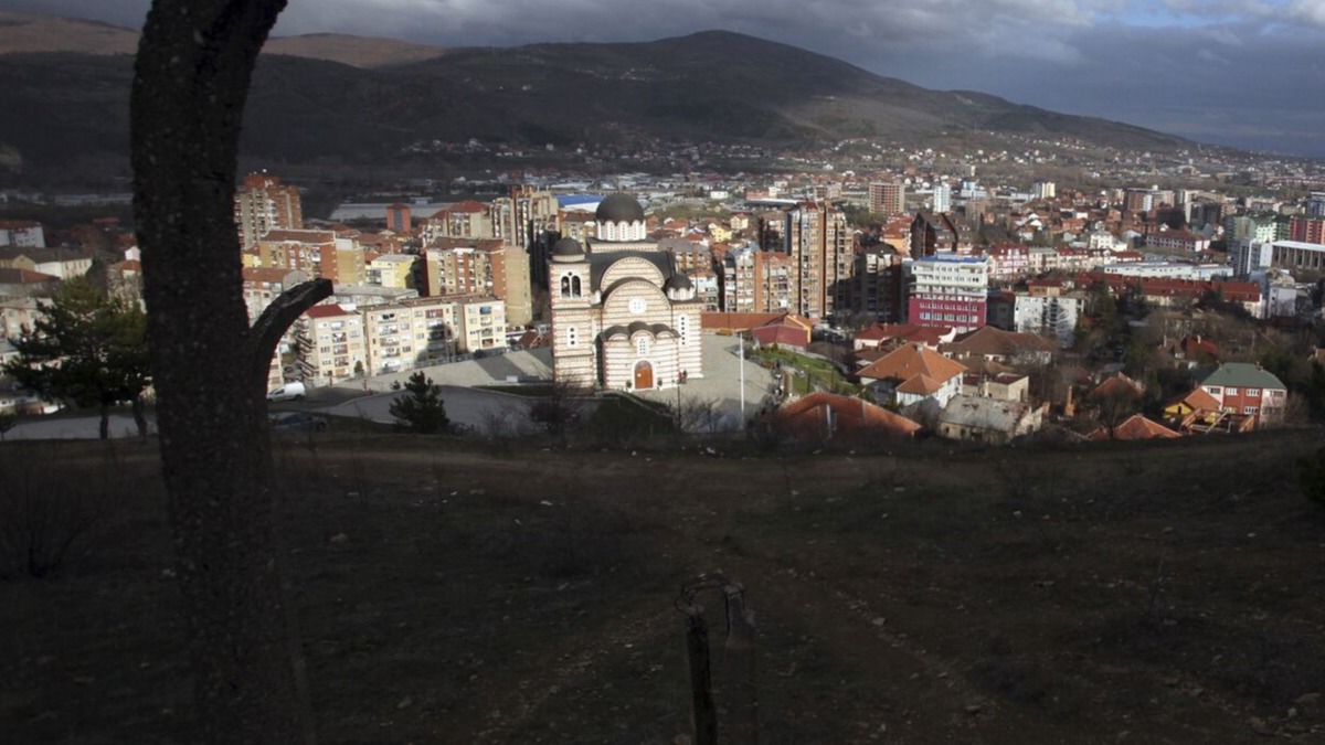 Kosova-Srbistan gerginliine neden olan kararn ertelenmesinin ardndan Mitrovica'da sessizlik hakim