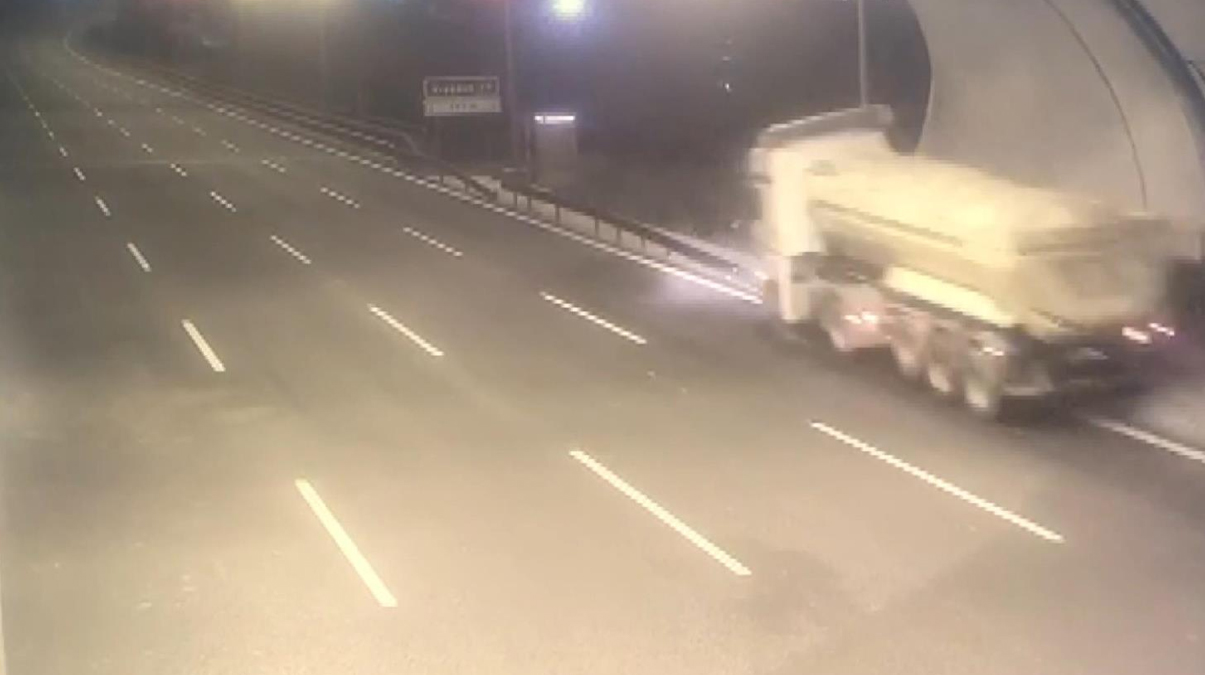 Sultangazi'de TIR dereye u�tu