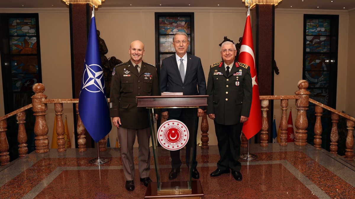 Bakan Akar, NATO Avrupa Mttefik Yksek Komutan Orgeneral Cavoli'yi kabul etti 