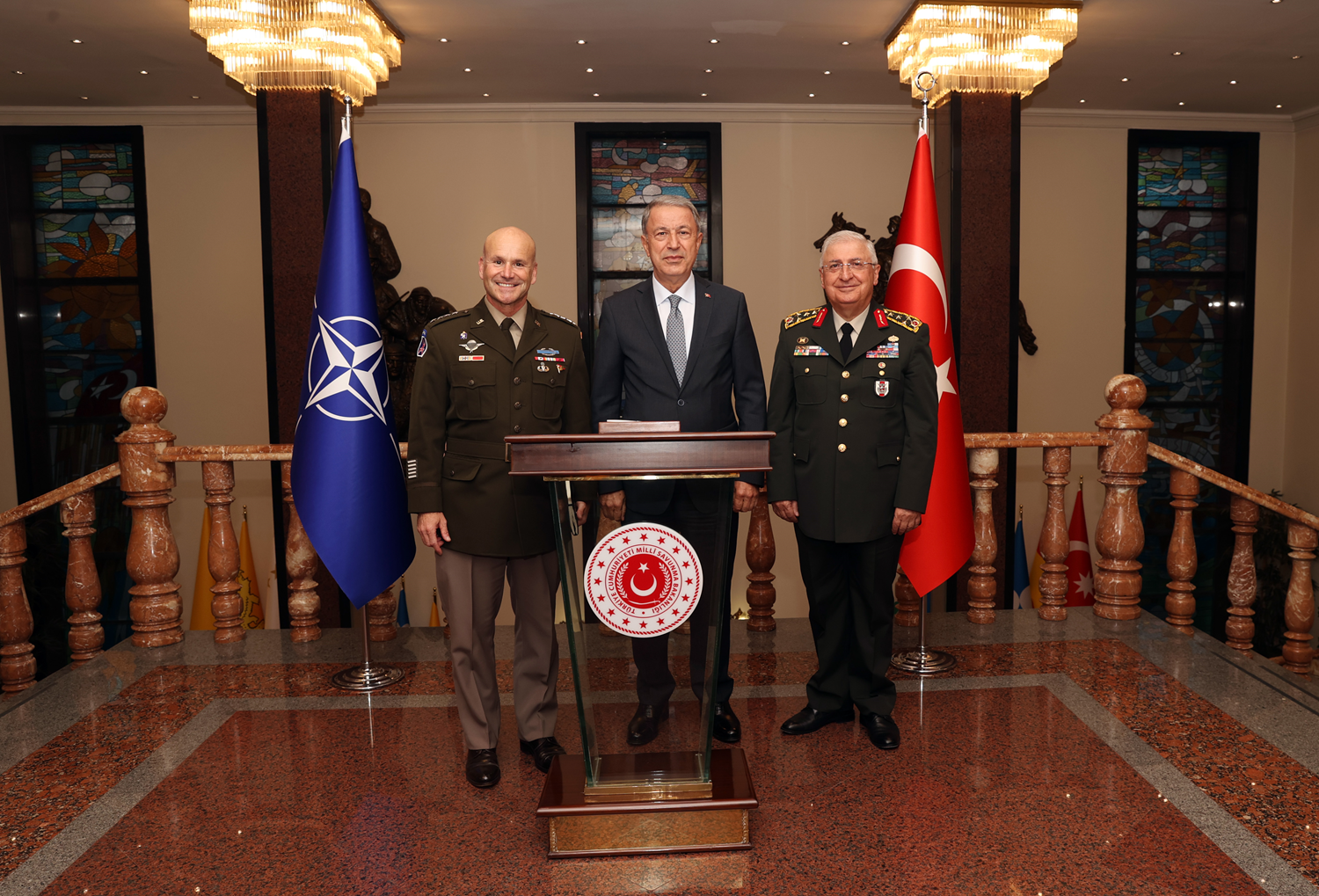 Bakan Akar, NATO Avrupa M�ttefik Y�ksek Komutan� Orgeneral Cavoli'yi kabul etti
