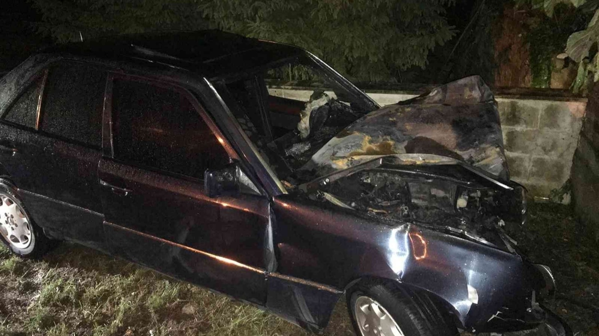 Direksiyon hakimiyetini kaybederek yol kenarndaki diree arpan otomobilin srcs ld