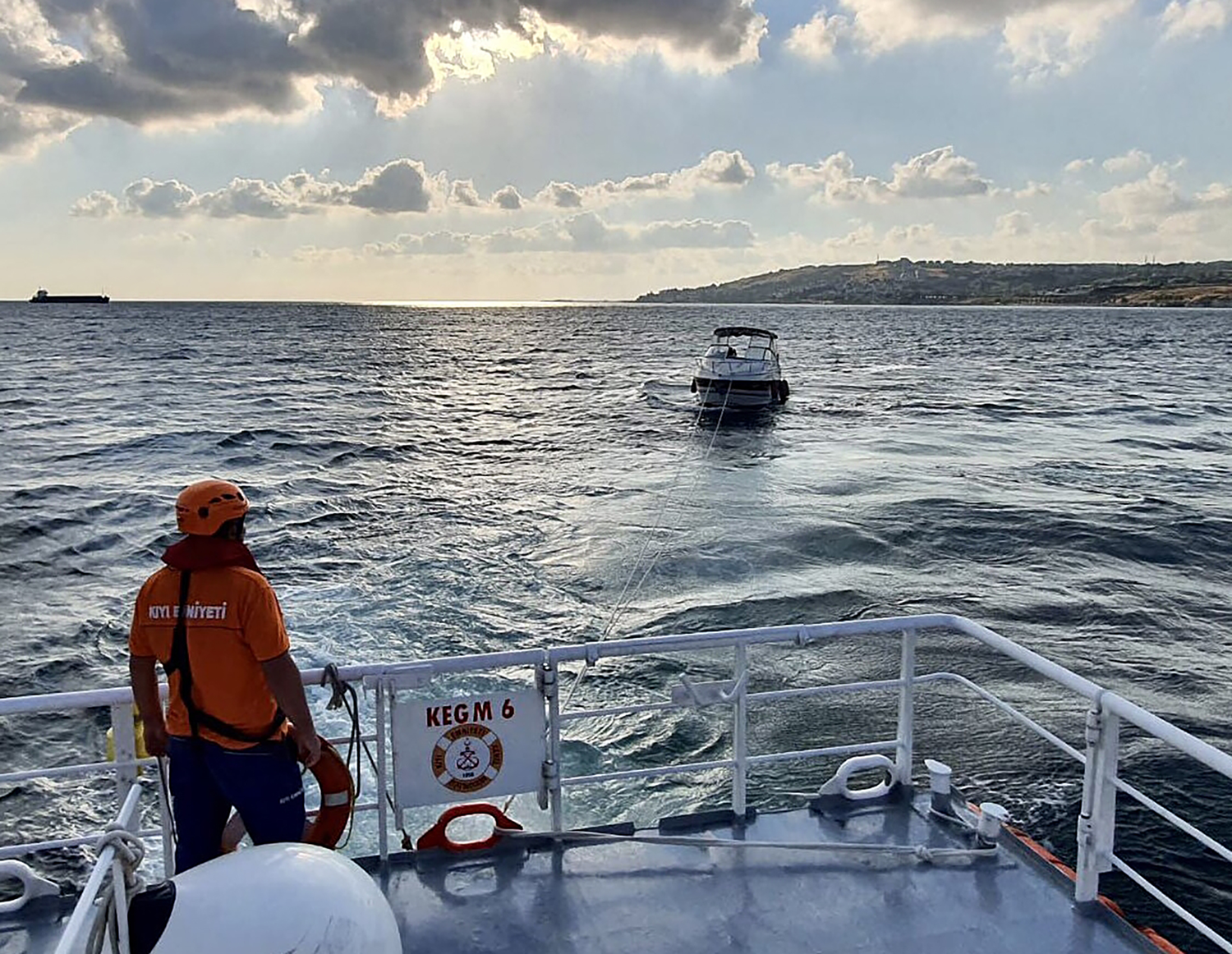 Makine ar�zas� nedeniyle s�r�klenen tekne kurtar�ld�