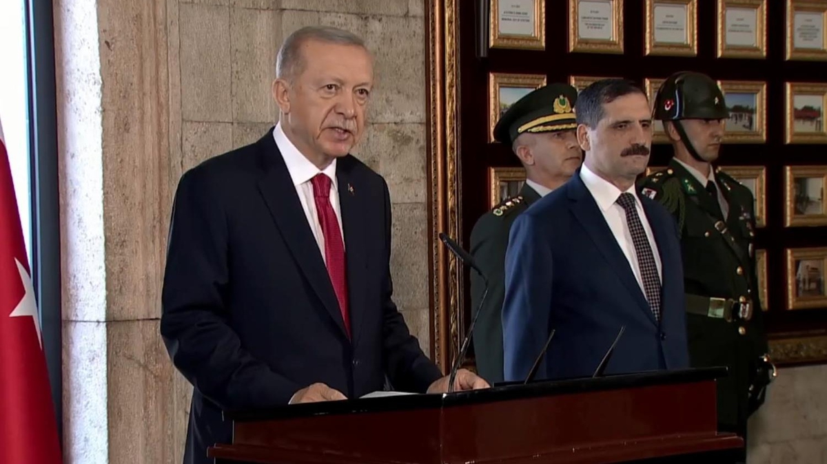 Antkabir'i ziyaret eden Cumhurbakan Erdoan: Trkiye ykseliini srdrmektedir 
