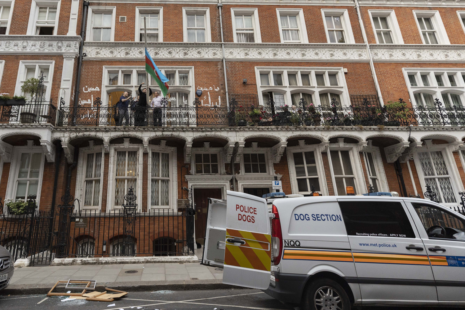 Londra'da �irkin sald�r�! Karde� �lkenin temsilcili�ini hedef ald�lar