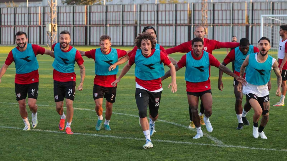Samsunspor'da 1'i yeni transfer, 12 futbolcunun lisans kartlmad