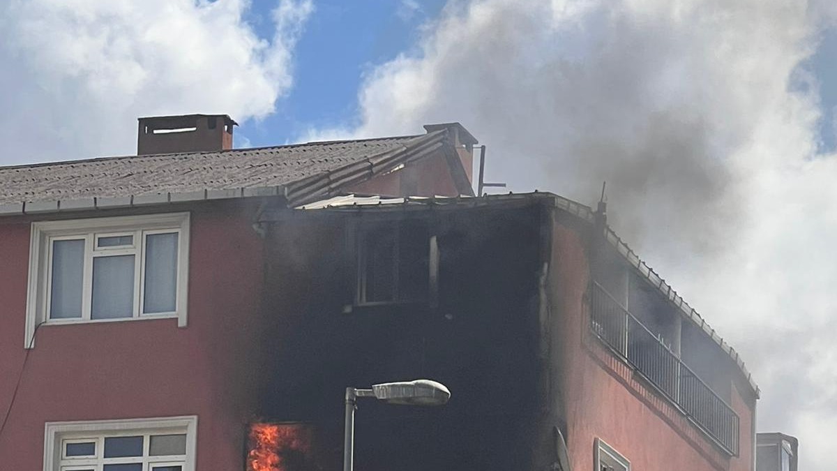 Kartal'da binada yang�n! Kombi patlad�