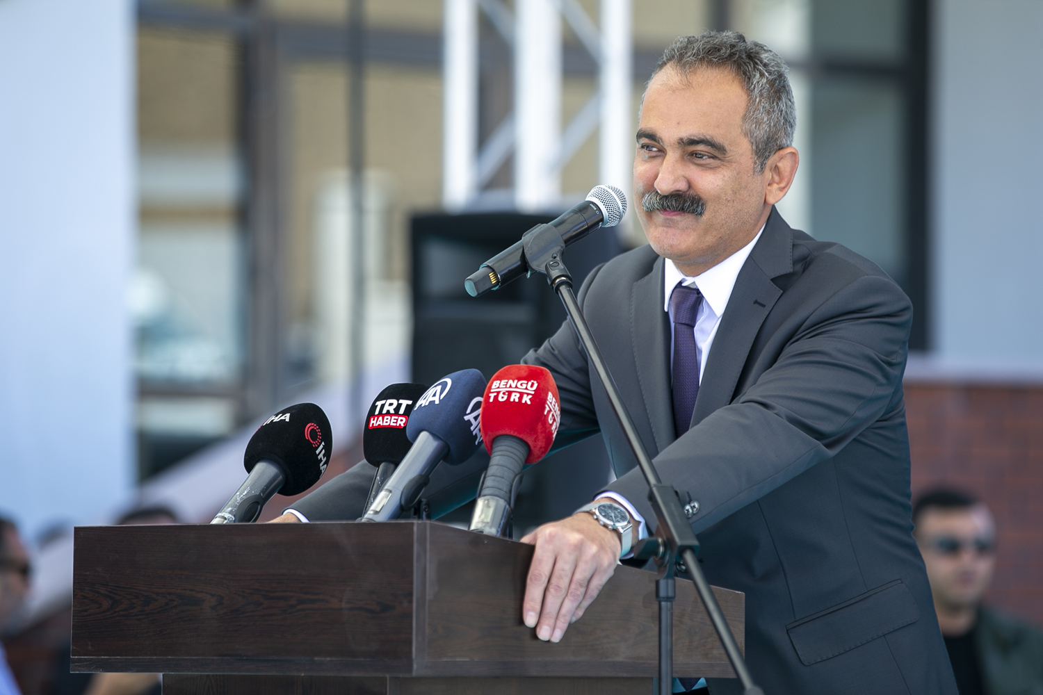 Bakan �zer: T�m yard�mc� kaynaklar� �cretsiz olarak da��taca��z