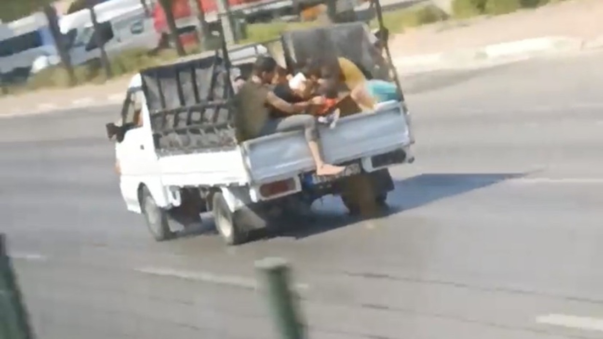 Bursa'da kamyonet kasasnda tehlikeli yolculuk