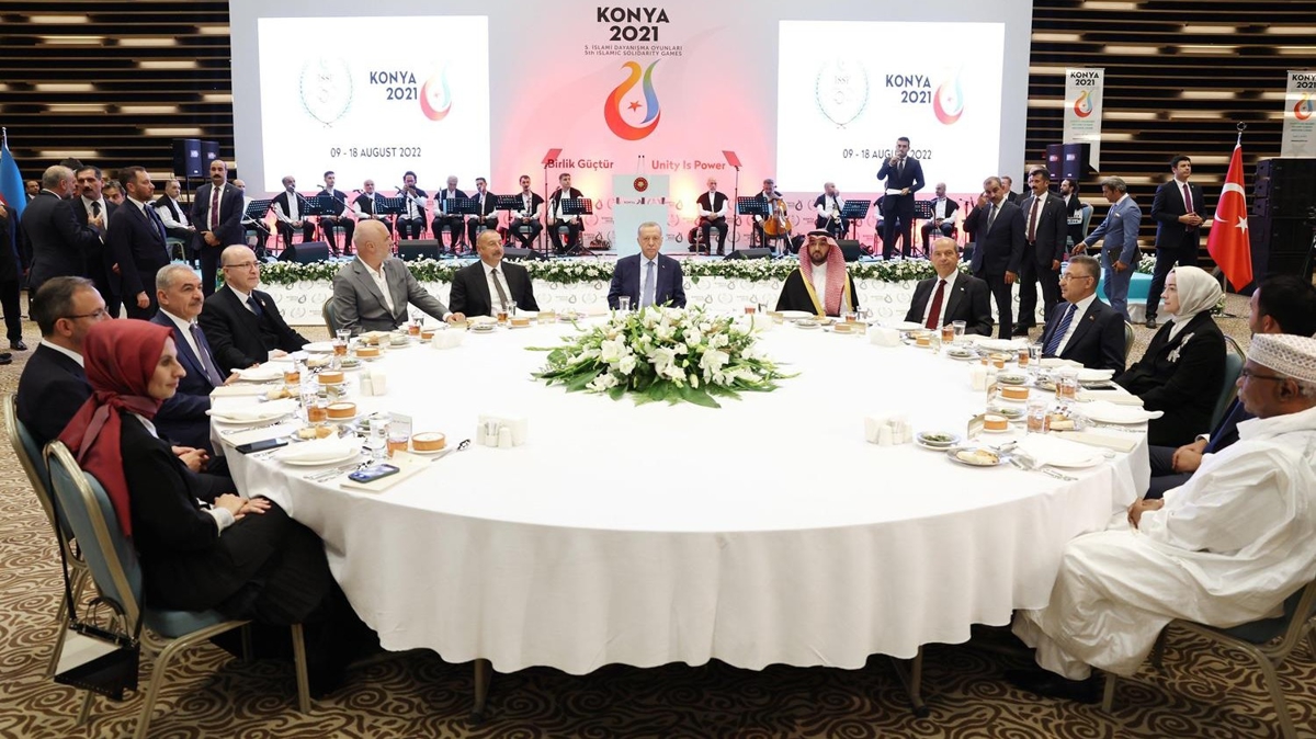 Cumhurbakan Erdoan, 5. slami Dayanma Oyunlar'na katlan lkelerin lideriyle yemekte bulutu