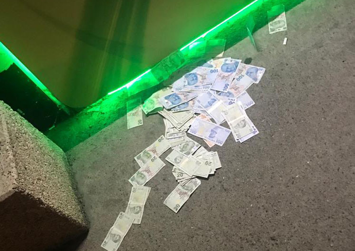 ATM �n�nde paralar soka�a sa��ld�!