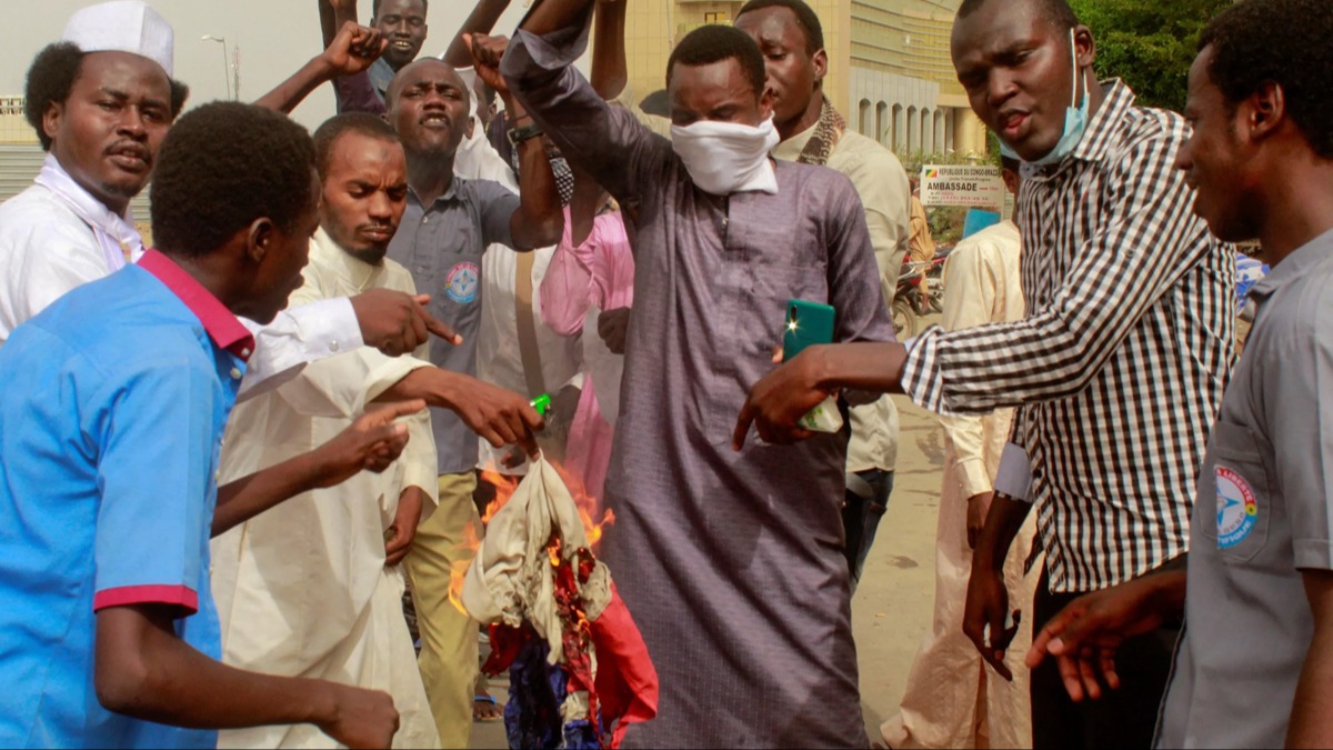 Burkina Faso'da gsteri! Fransa kart sloganlar atld