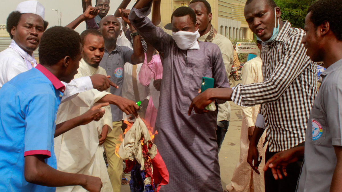 Burkina Faso'da g�steri! Fransa kar��t� sloganlar at�ld�