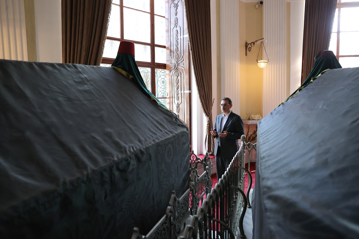 Bakan D�nmez'den anlaml� ziyaret: Hayattayken yapt�klar� �ok anla��lam�yor