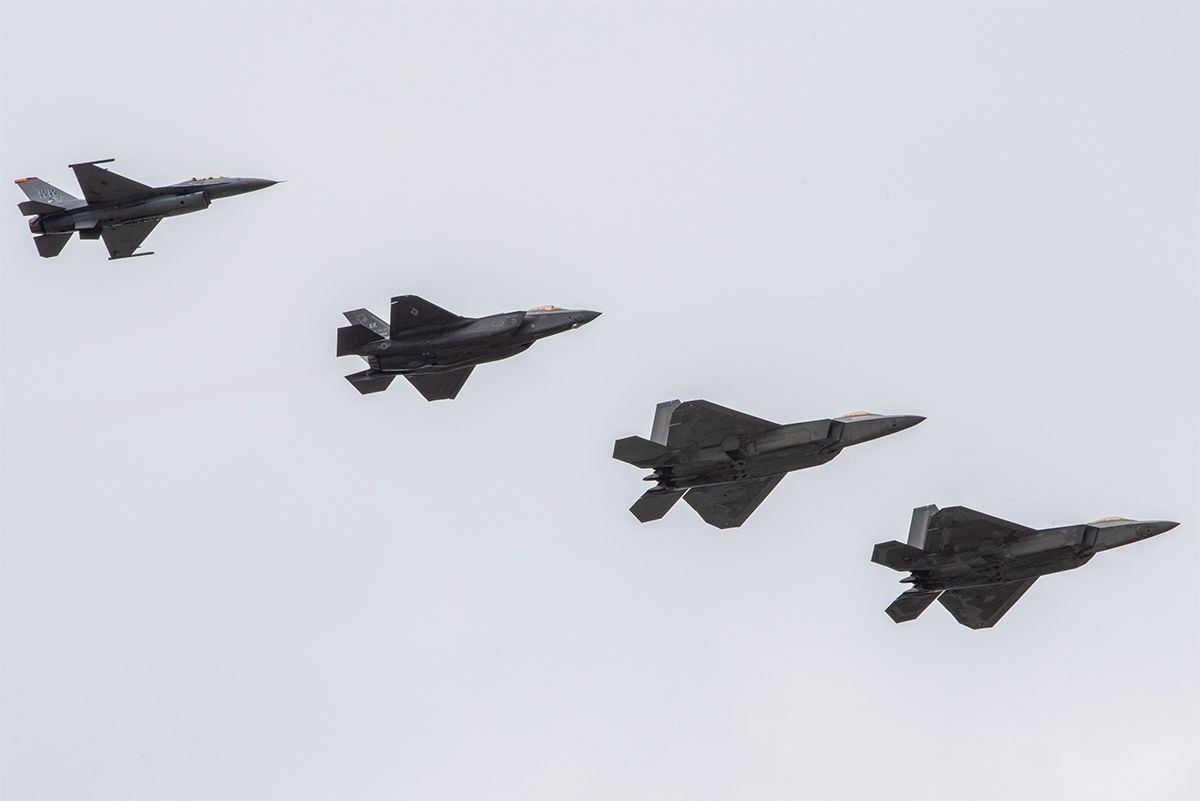 F-16 Falcon, F-35 Lightning II ve F-22 Raptor... �l�mc�l ��l� nefes kesti
