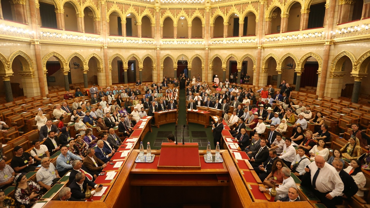 Trk kkenli milletlerin temsilcileri Macaristan Ulusal Meclisi'nde bulutu