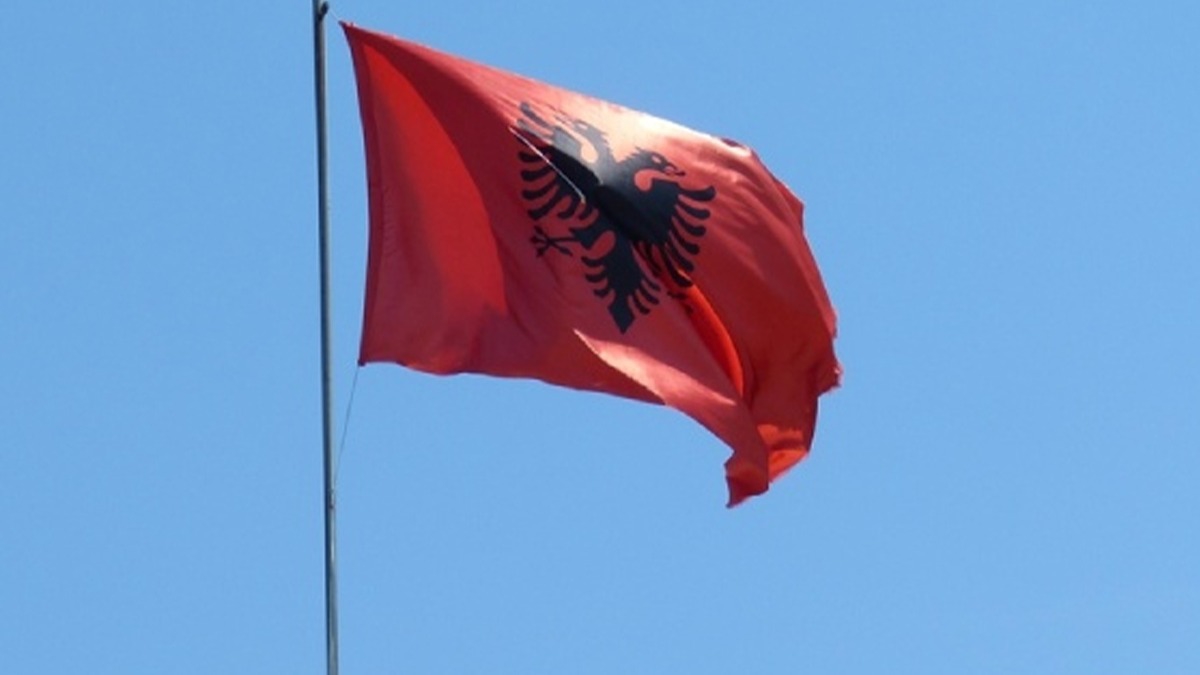 Arnavutluk'ta Trk bayran denize atan kii gzaltna alnd 