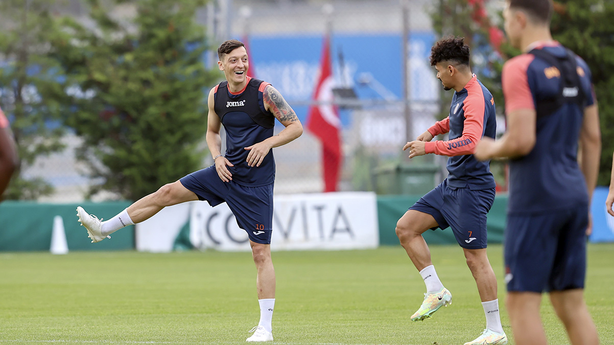 Mesut �zil i�in son karar� Emre Bel�zo�lu verecek