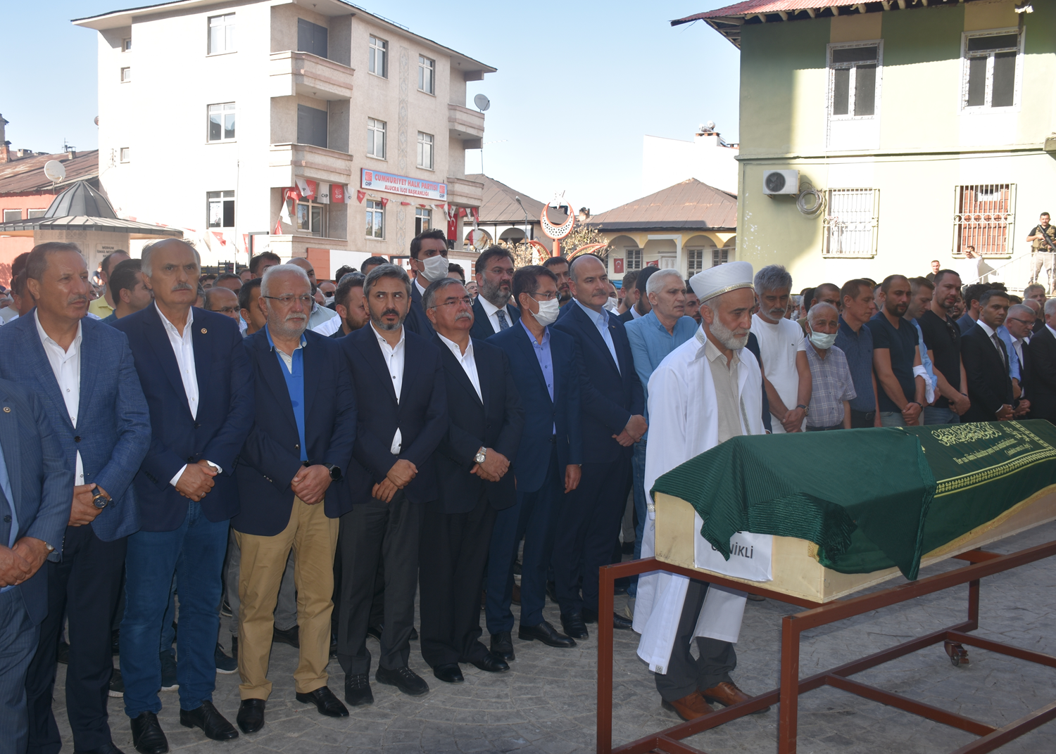 AK Parti Genel Ba�kan Yard�mc�s� Canikli'nin annesi topra�a verildi