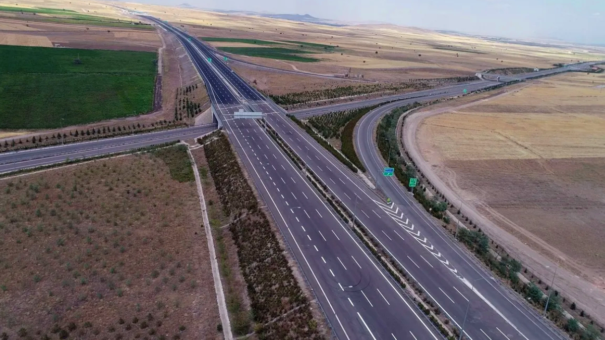 Ankara-Ni�de Otoyolu K�r�ehir ba�lant� yolunun tamam� trafi�e a��ld�