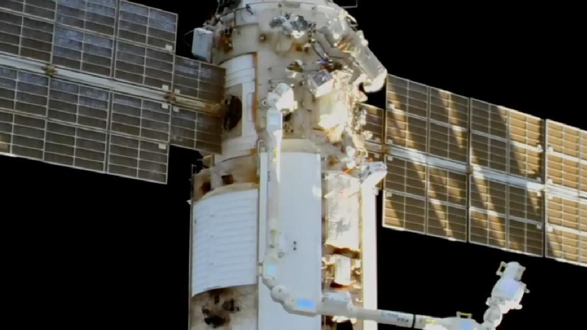 Rus kozmonotlar�n uzay y�r�y��leri yar�da kald�