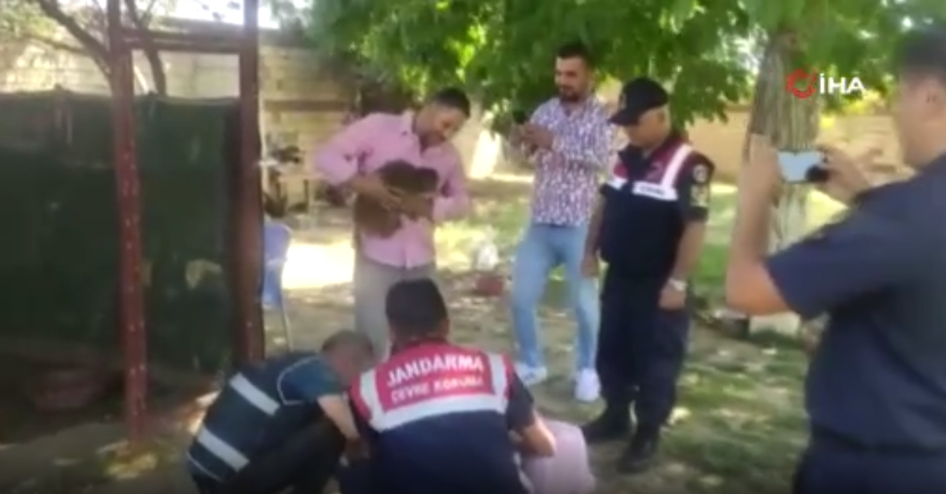 2 ya��ndaki �ocu�un elini maymun �s�rd�