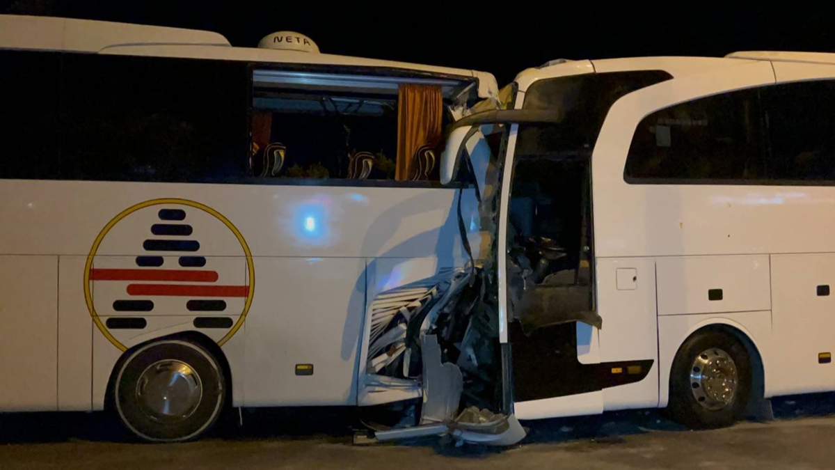 Antalya'da 2 otobsn kart kazada 2'si ar 25 kii yaraland