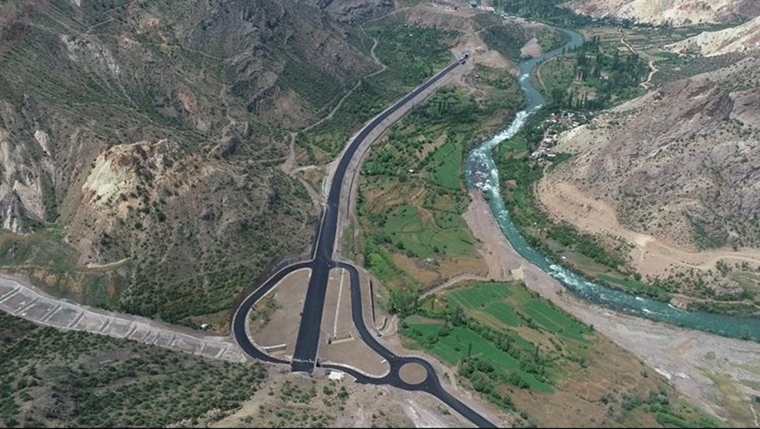 Yusufeli Baraj yolunun 17 k�pr� ve 9 k�pr�l� kav�a�� tamamland�