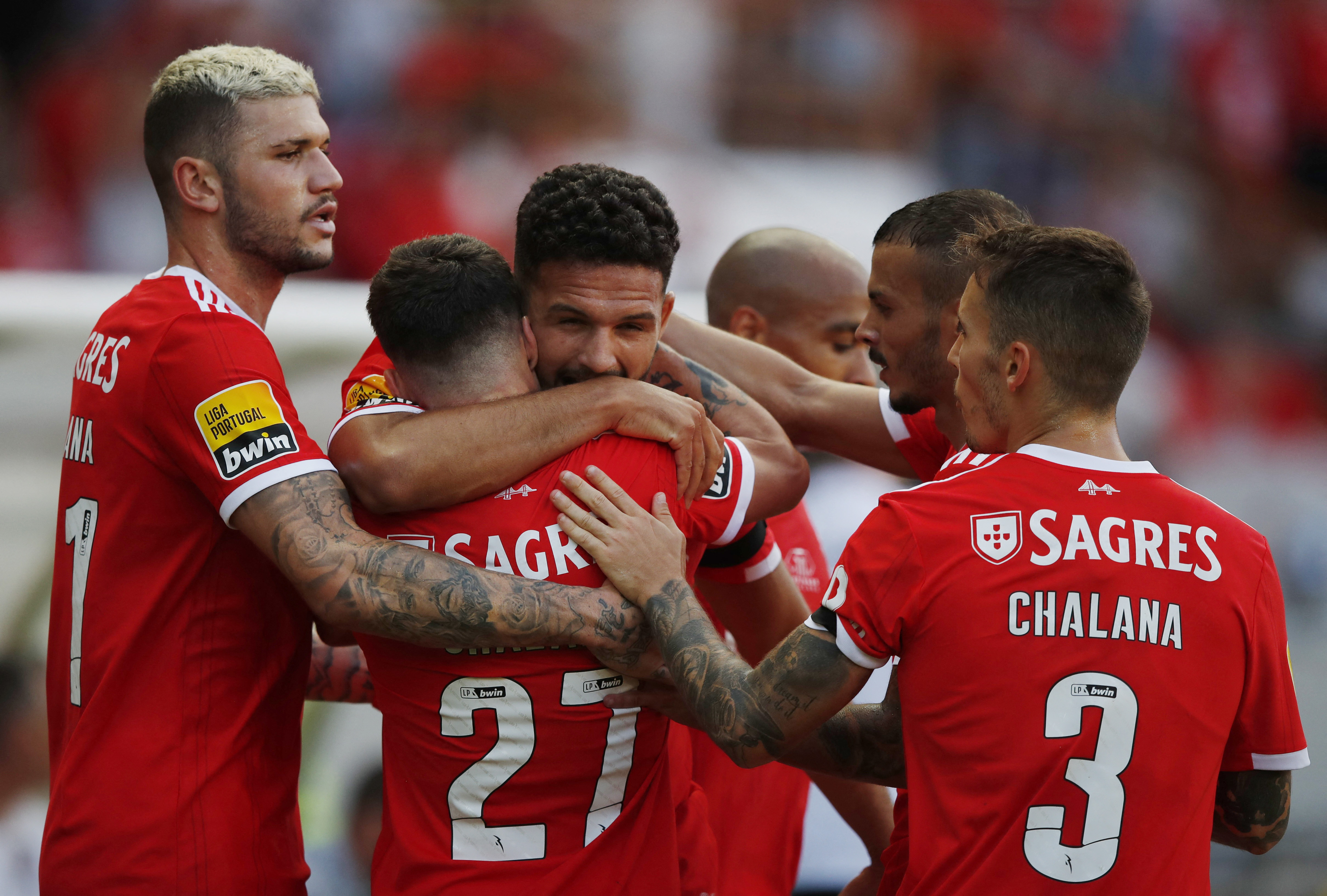 Benfica, Dinamo Kiev'i rahat yenerek gruplara ad�n� yazd�rd�