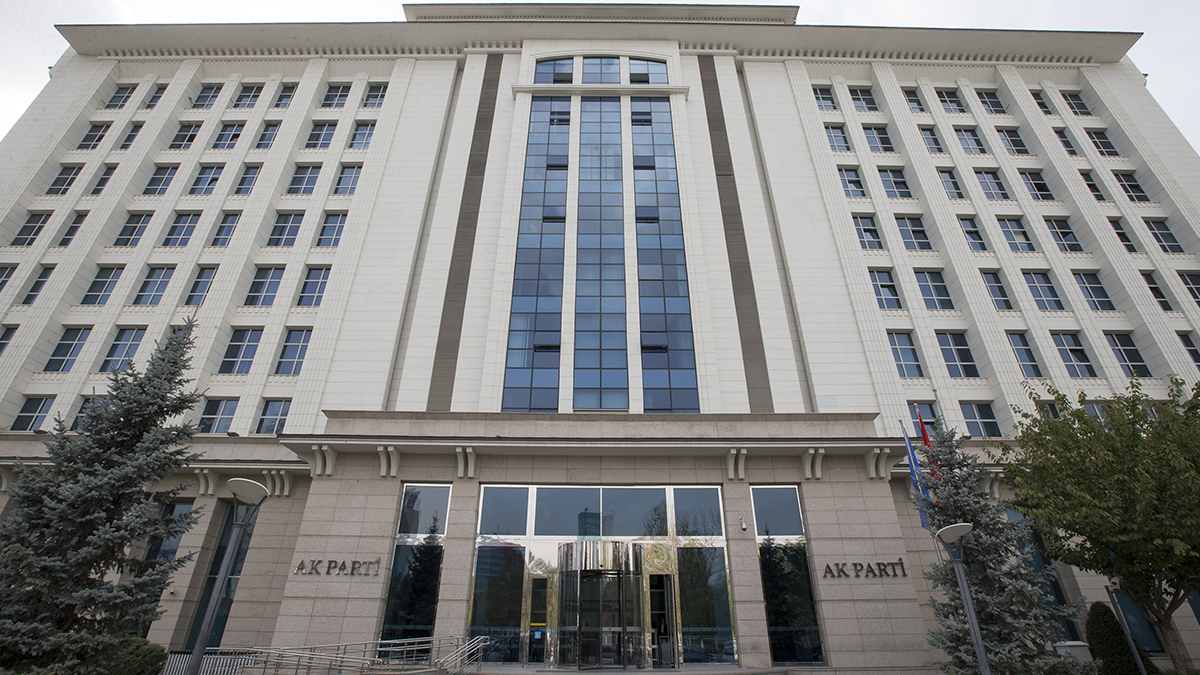 AK Parti'den G�l�en'in hadsiz s�zlerine sert tepki: Bu espri de�ildir!