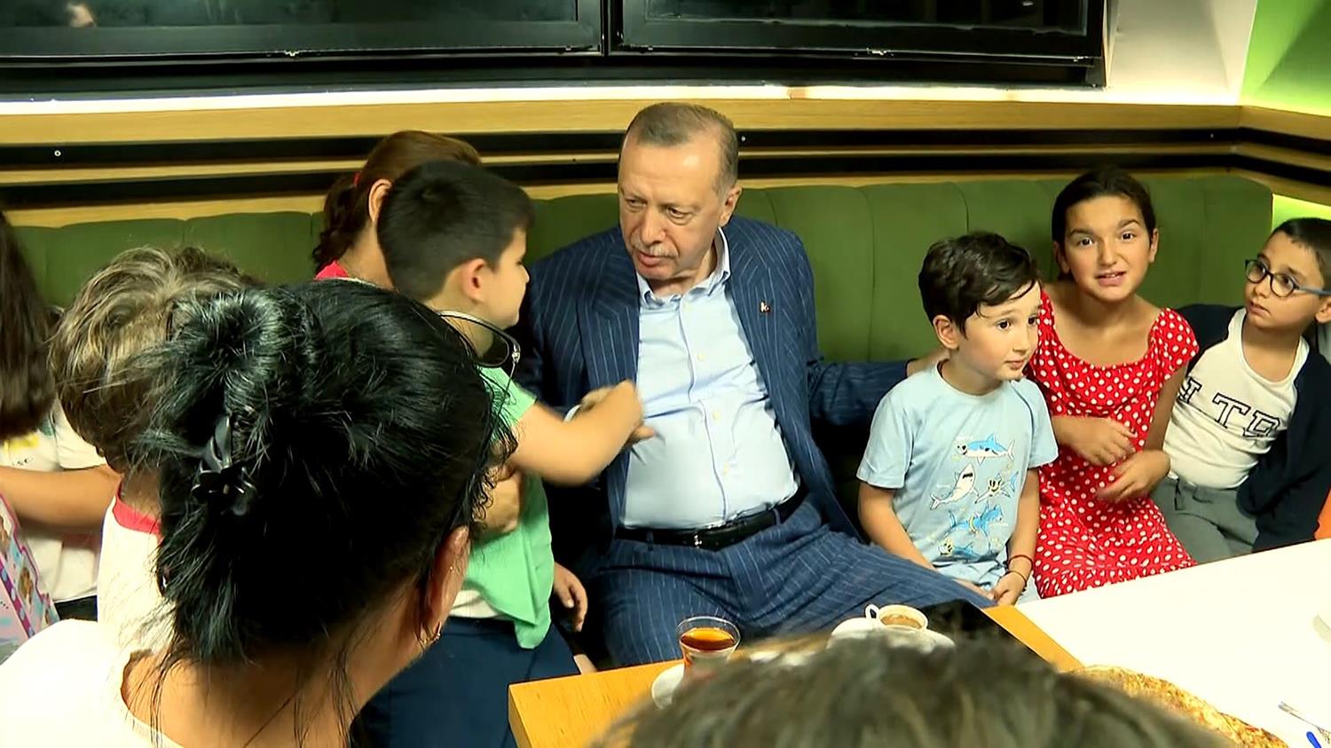 Cumhurba�kan� Erdo�an'a sevgi seli! �steklerini geri �evirmedi