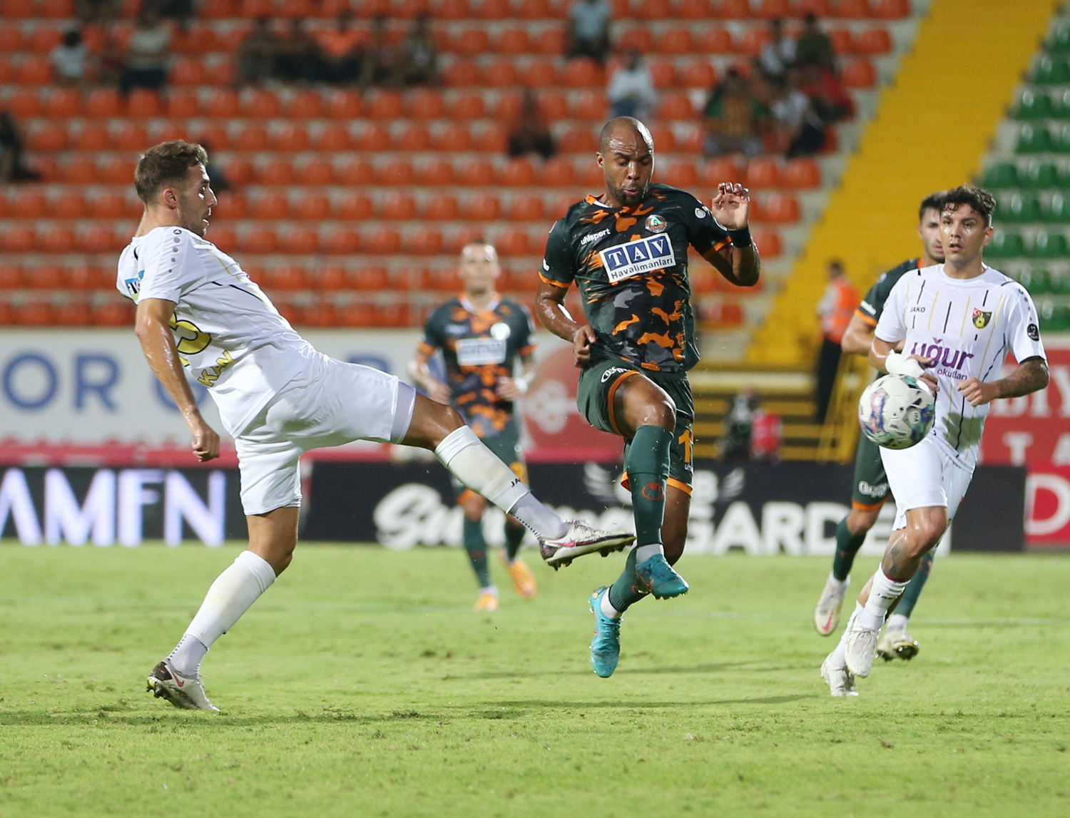 �stanbulspor, Alanya'da 3 puan� tek golle ald�